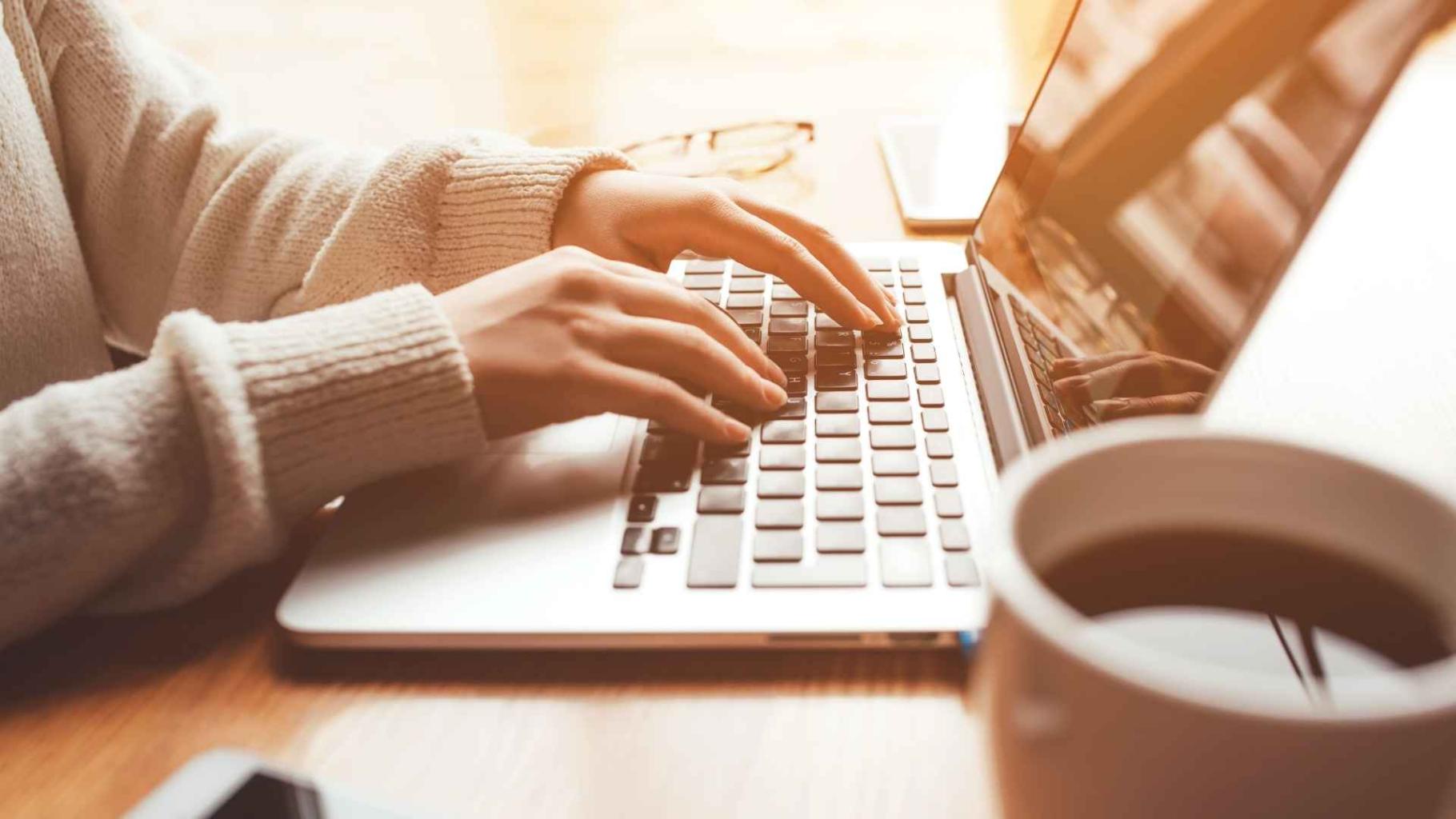 stock-typing-laptop-2